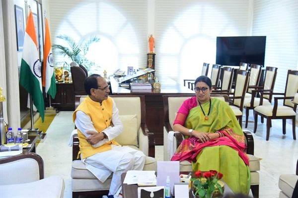 Union Minister Smriti Irani met Chief Minister Shri Chouhan