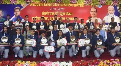 खूब खेलो कूदो, अपने उत्कृष्ट प्रदर्शन से सफलता के आसमान छूलो