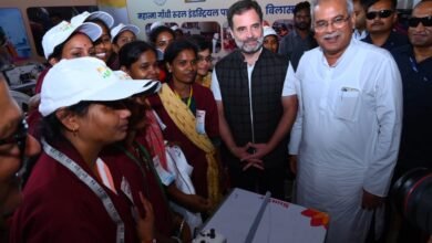 गारमेंट फैक्ट्री में बना कोट समूह की महिलाओं ने गिफ्ट किया राहुल गांधी को
