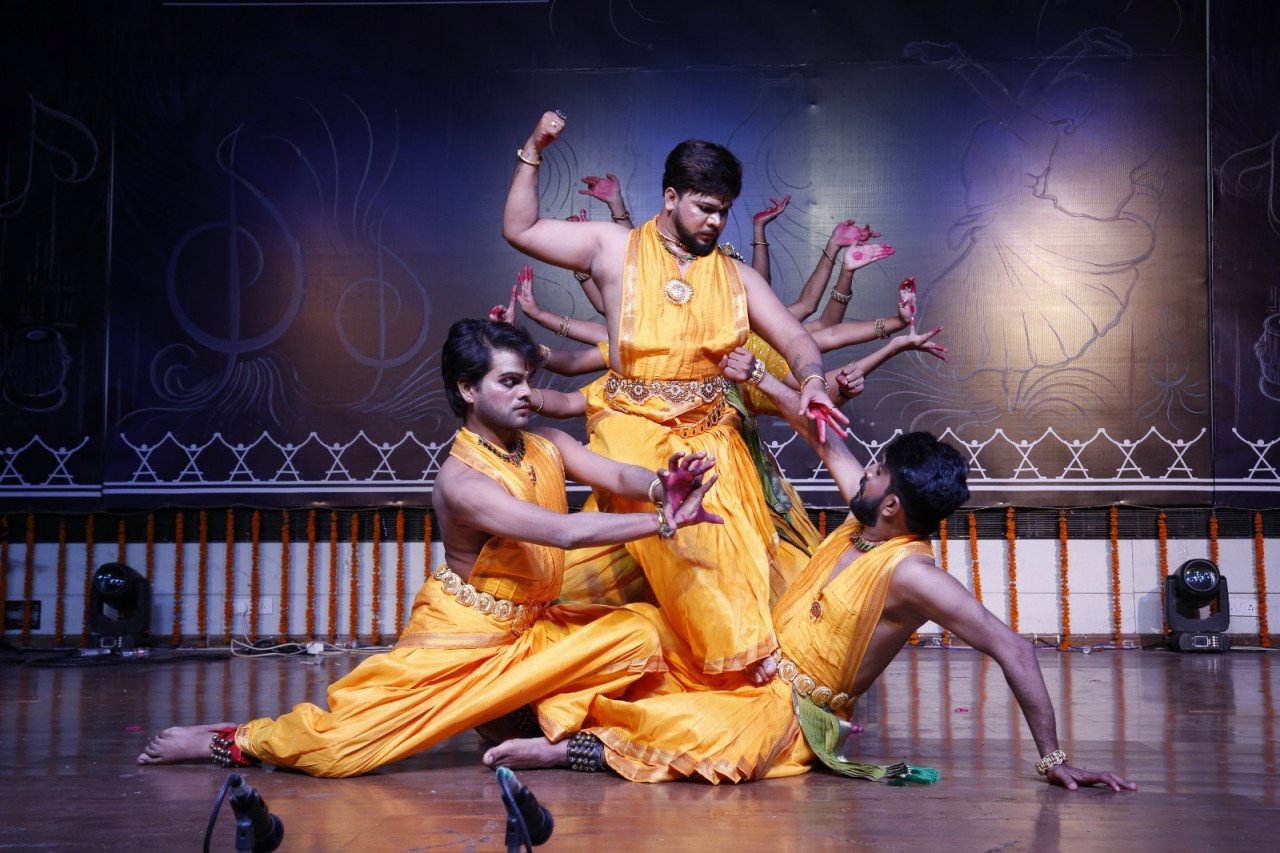 छत्तीसगढ़ी लोकगीत में झूमे श्रोता, तालियों की गडग़ड़ाहट से गूंजा ऑडिटोरियम