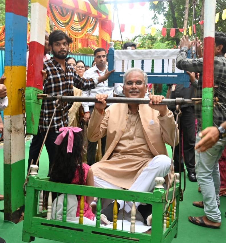 महिलाओं ने रईचुली झूले और पारंपरिक खेल का लिया आनंद