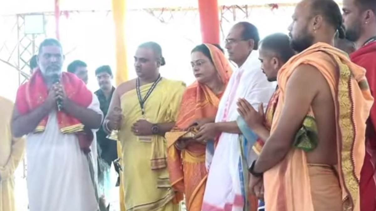 मुख्यमंत्री श्री चौहान ने ओंकारेश्वर में वैदिक रीति-रिवाज से पूजा अर्चना की