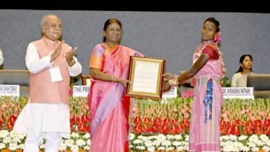 राष्ट्रपति श्रीमती मुर्मु ने डिंडोरी की कृषक श्रीमती लहरी बाई को किया सम्मानित