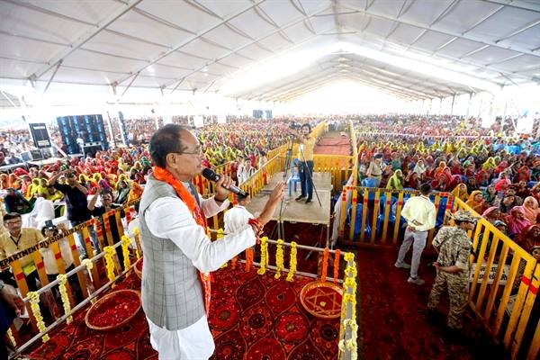 लोगों के जीवन में खुशहाली लाना सरकार का लक्ष्य