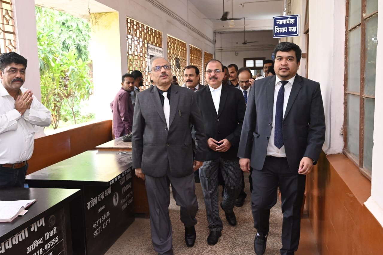 उच्च न्यायालय के न्यायाधीश श्री रमेश सिन्हा ने जिला सत्र न्यायालय दुर्ग