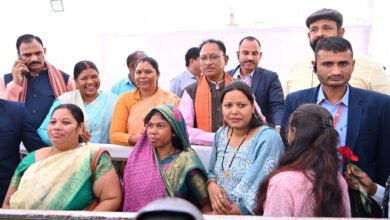 जब मुख्यमंत्री ने अपने बाल सखा को लगाया गले