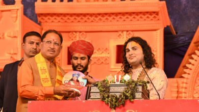 मुख्यमंत्री श्री विष्णु देव साय आज राजधानी रायपुर के गुढ़ियारी स्थित हनुमान मंदिर मैदान में आयोजित "श्रीमद भागवत कथा" में शामिल हुए । मुख्यमंत्री ने व्यास पीठ पर विराजमान कथा वाचक श्री अनिरुद्धाचार्य जी महाराज को शाल और पुष्प हार पहना कर आशीर्वाद ग्रहण किया। इस अवसर पर विधायक श्री राजेश मूणत, रायपुर विकास प्राधिकरण के पूर्व अध्यक्ष श्री संजय श्रीवास्तव सहित बड़ी संख्या में श्रद्धालु उपस्थित थे।