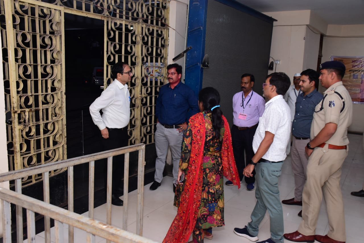 कलेक्टर ने कलेक्टोरेट में नाम निर्देशन पत्र प्राप्त एवं जमा करने की व्यवस्था का लिया जायजा