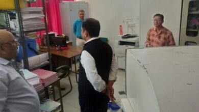 कलेक्टर ने कलेक्ट्रेट कार्यालय और अन्य कार्यालयों का किया औचक निरीक्षण