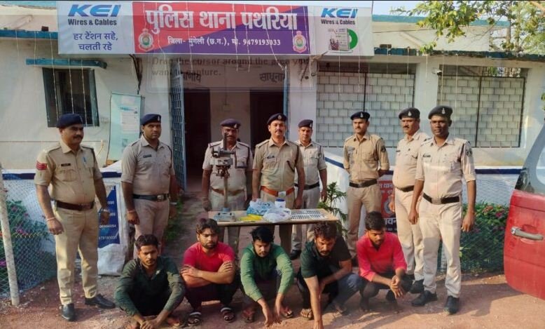 नकली देशी शराब बनाकर बेचने वालों को पुलिस ने दबोचा