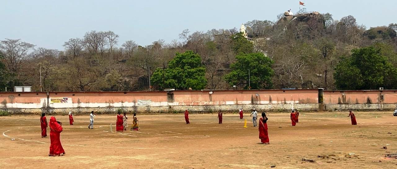 महिलाओं ने क्रिकेट खेलकर जिले में शत प्रतिशत मतदान के लिए किया आव्हान