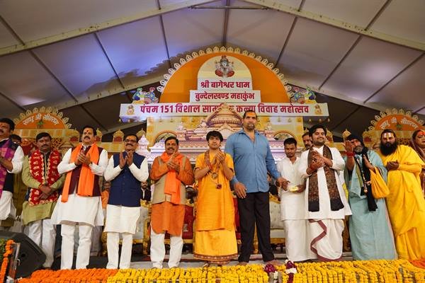 मुख्यमंत्री डॉ. मोहन यादव श्री बागेश्वर धाम