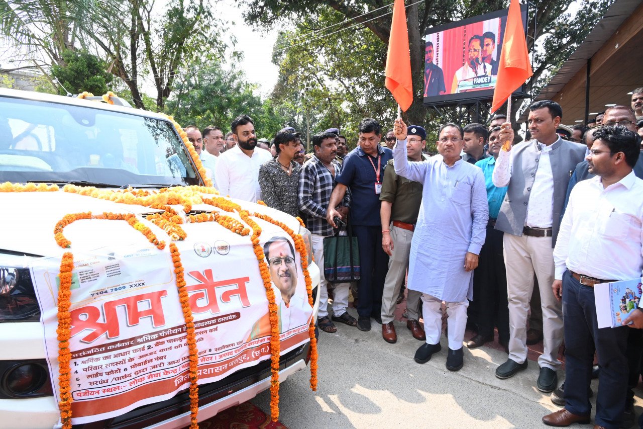 मुख्यमंत्री श्री विष्णुदेव साय ने श्रम वैन को झंडी दिखाकर किया रवाना