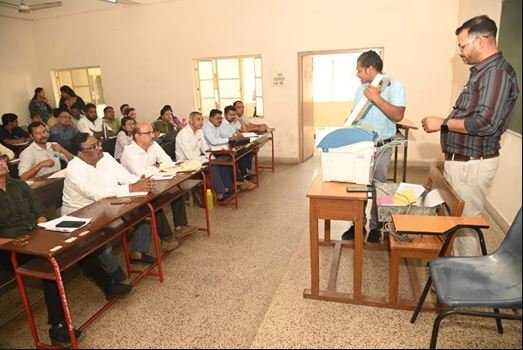 ईव्हीएम एवं वीवीपैट कमीशनिंग