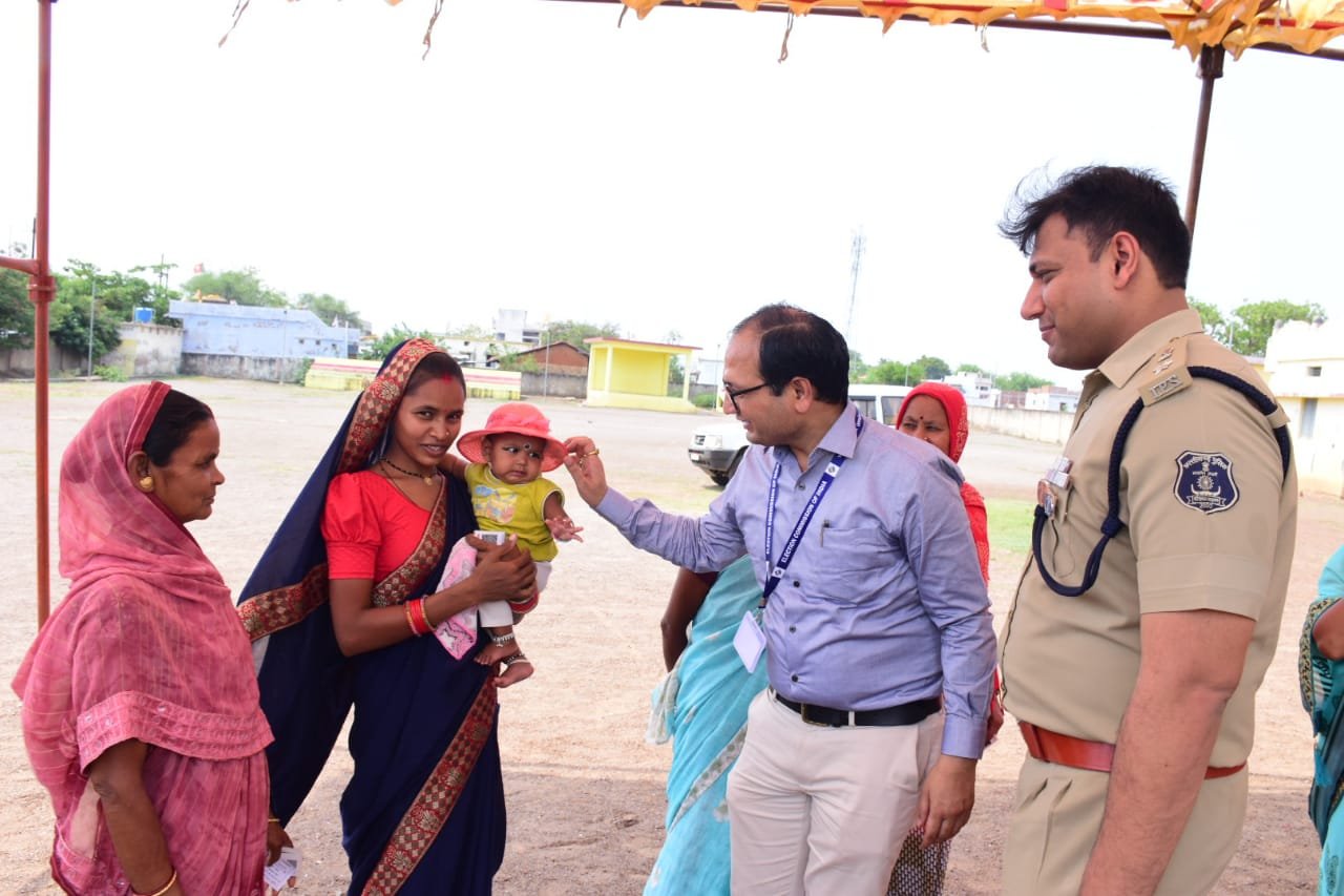 कलेक्टर एवं एसपी ने जिले के विभिन्न मतदान केन्द्र