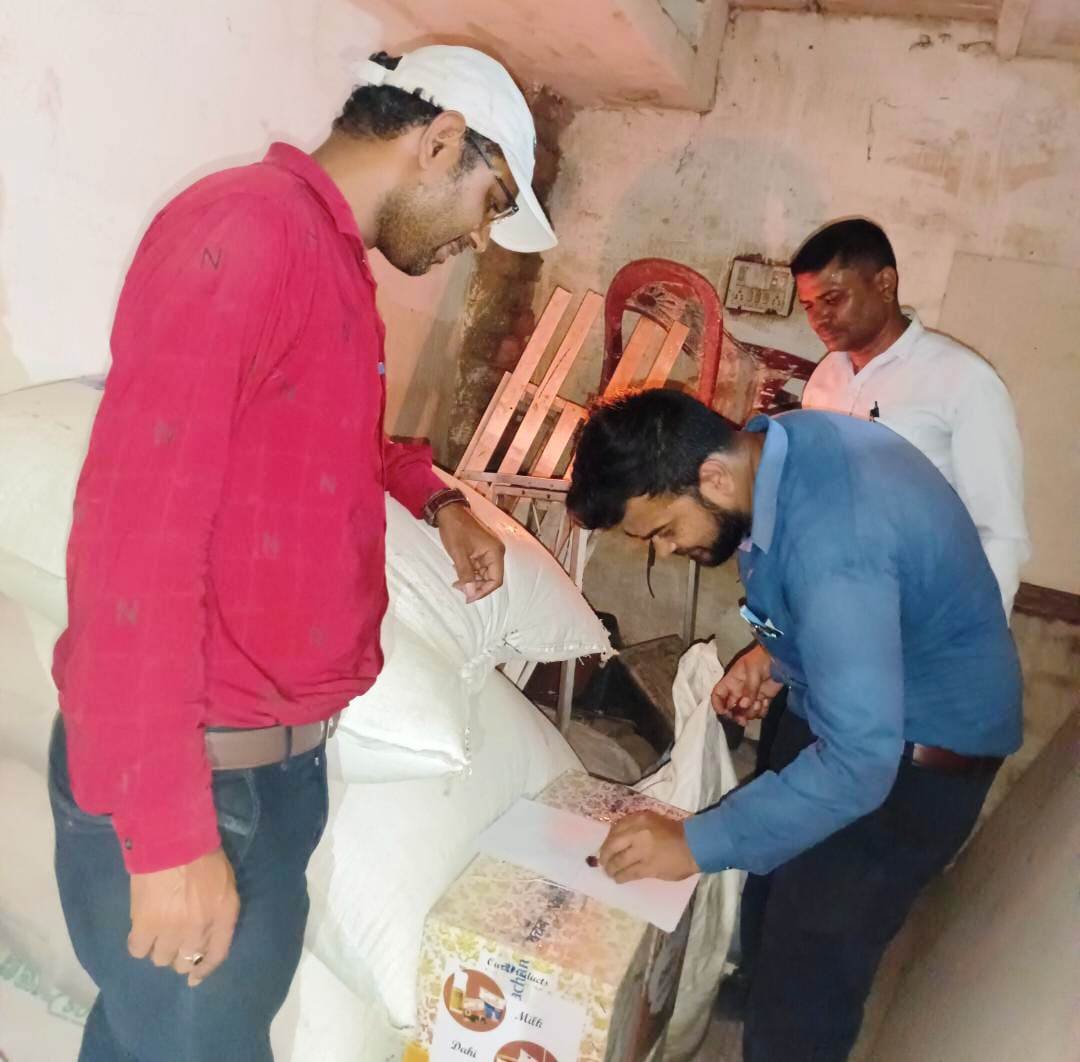 नकली उत्पाद की शिकायत मिलने पर खाद्य सुरक्षा विभाग ने दी दबिश