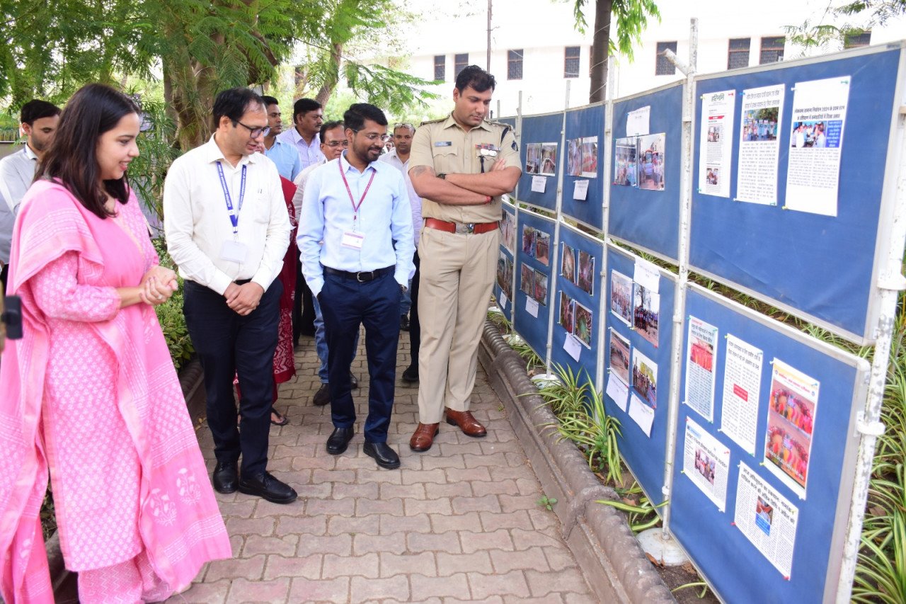 पुलिस प्रेक्षक एवं व्यय प्रेक्षक ने कलेक्टोरेट परिसर स्थित स्वीप गार्डन का किया अवलोकन