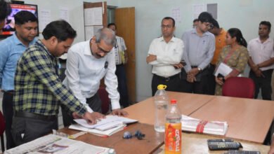 प्रेक्षक एवं कलेक्टर ने किया कंट्रोल रूम और एमसीएमसी कक्ष का निरीक्षण