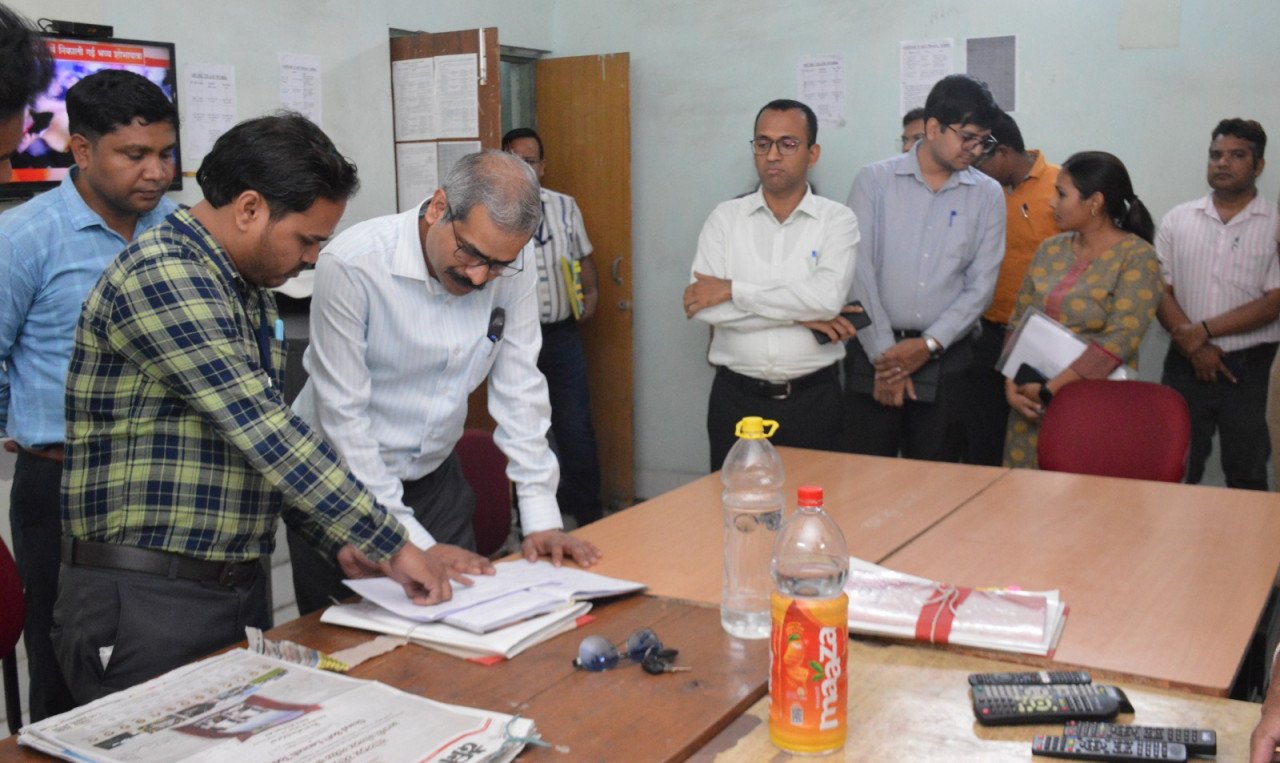 प्रेक्षक एवं कलेक्टर ने किया कंट्रोल रूम और एमसीएमसी कक्ष का निरीक्षण