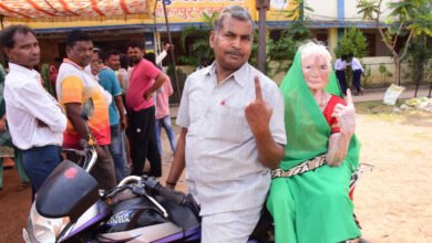 बुजुर्ग मतदाताओं में मतदान के प्रति दिखा उत्साह