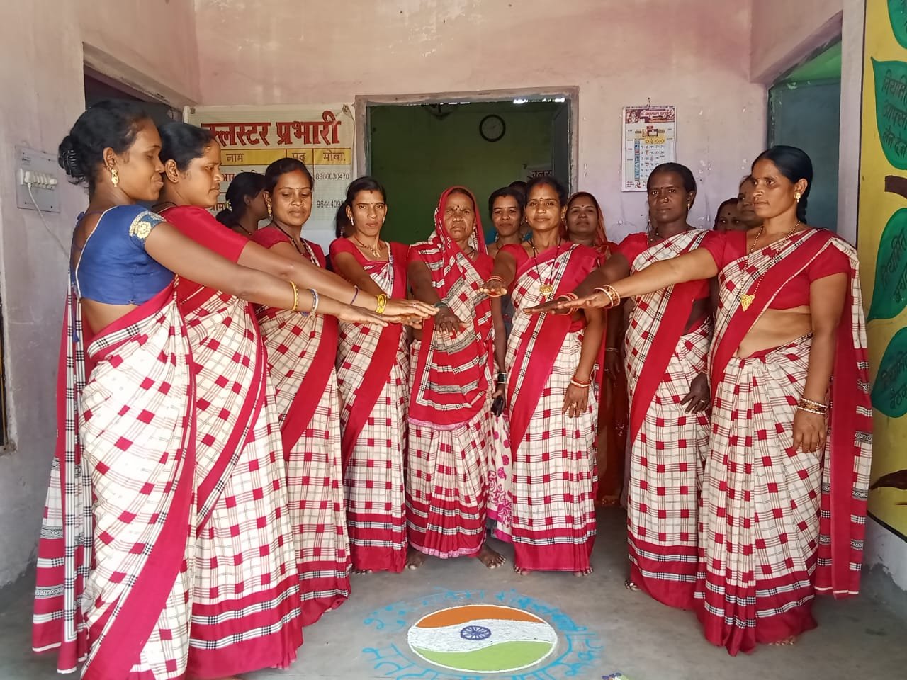 स्व-सहायता समूह की महिलाओं ने मतदान हेतु