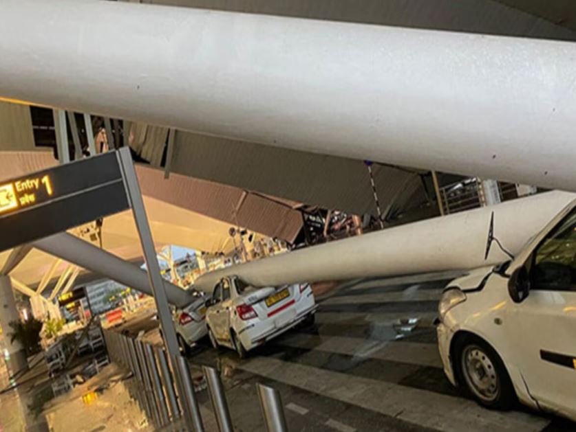 दिल्ली एयरपोर्ट पर टर्मिनल-1 की छत ​​​​​​गिरी