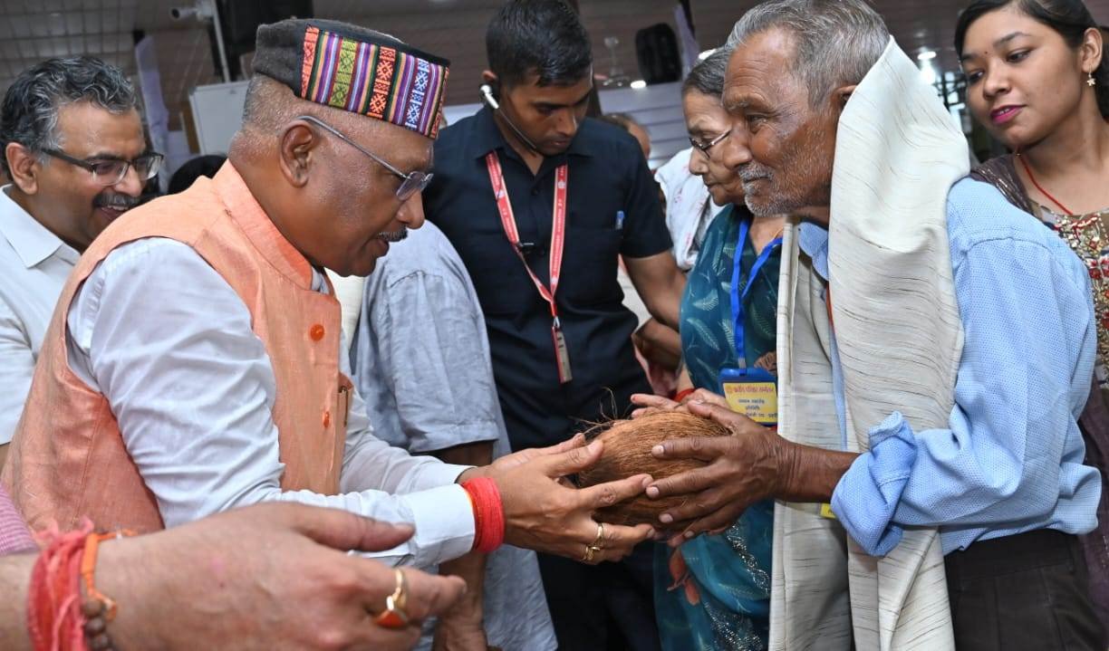 मुख्यमंत्री ने आपातकाल स्मृति दिवस पर अपने निवास पर लोकतंत्र सेनानियों को किया सम्मानित