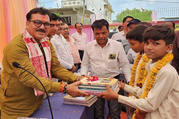 रोजगार राज्यमंत्री श्री टेटवाल ने स्कूल चलें हम