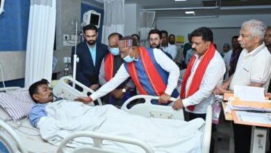 घायल जवानों का हाल-चाल जाना