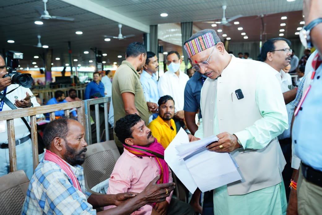 निवास कार्यालय रायपुर में आयोजित जनदर्शन