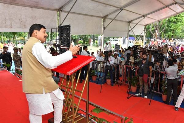 प्राकृतिक रूप से तालाब के पानी को स्वच्छ करने का अद्भुत नवाचार है नीर नवजीवन परियोजना