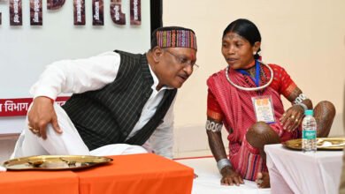 मितानिन दीदियों के साथ पंगत में बैठकर मुख्यमंत्री ने किया भोजन