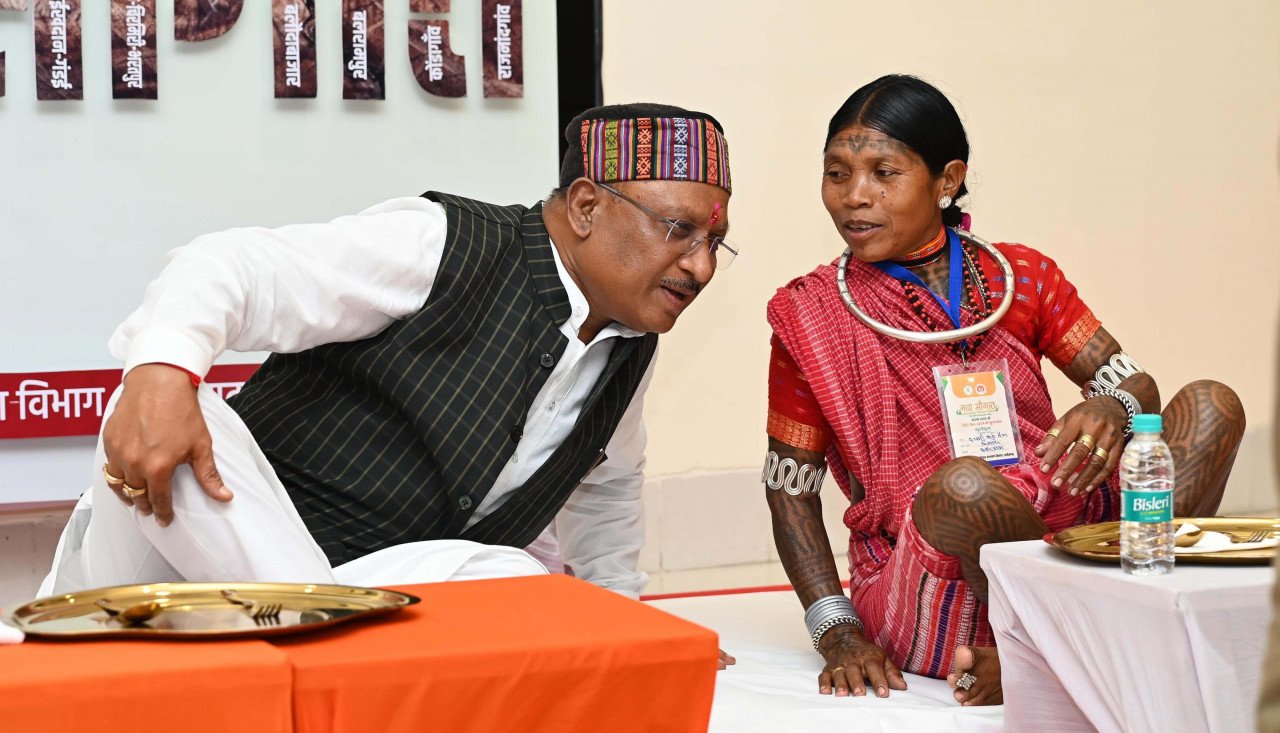 मितानिन दीदियों के साथ पंगत में बैठकर मुख्यमंत्री ने किया भोजन