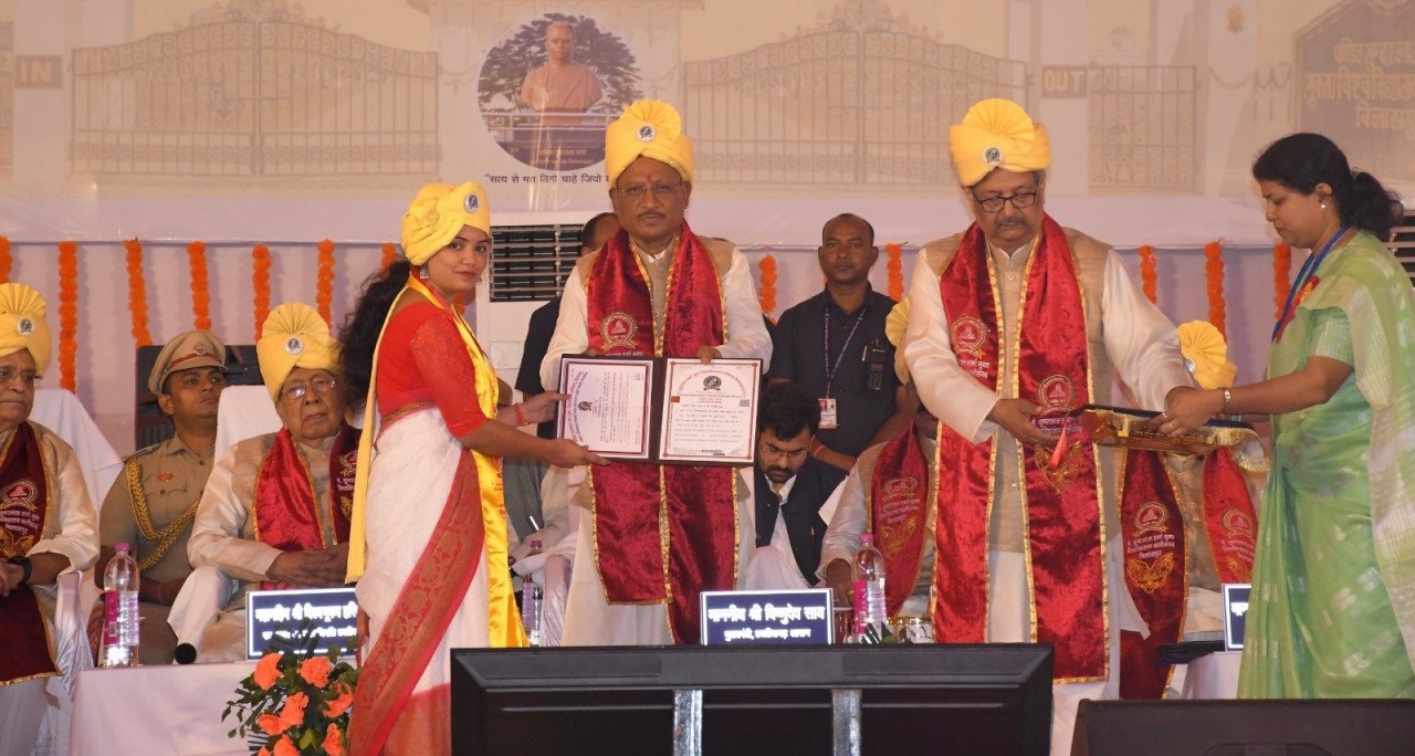 विद्यार्थियों को मिले स्वर्ण पदक एवं उपाधियां