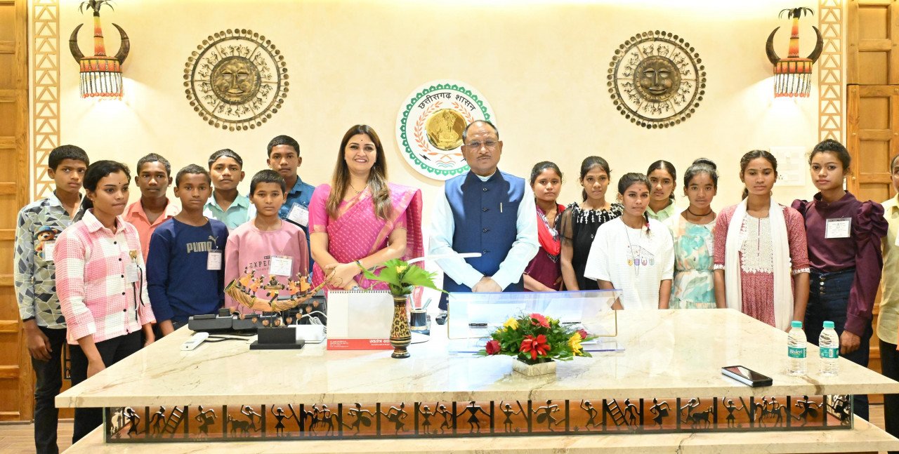 विधानसभा परिसर में की मुख्यमंत्री श्री विष्णु देव साय से मुलाकात