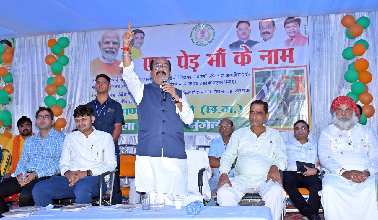 उप मुख्यमंत्री श्री अरुण साव ने अपनी मां के सम्मान में लगाया पौधा