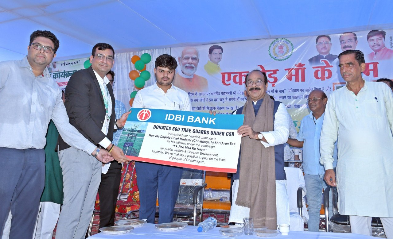 उप मुख्यमंत्री श्री अरुण साव ने अपनी मां के सम्मान में लगाया पौधा