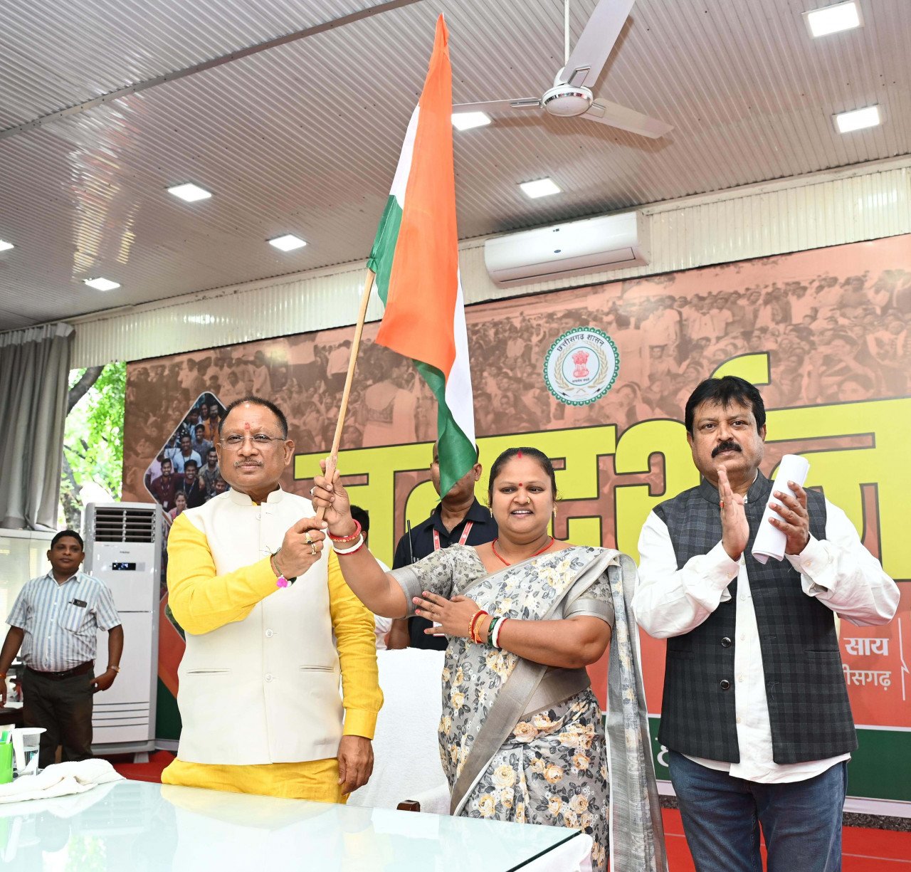 मुख्यमंत्री निवास “भारत माता की जय” और “वंदे मातरम” से गूंजा उठा