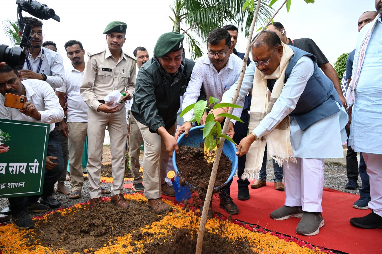 मुख्यमंत्री ने आम का पौधा रोपकर बस्तर ज़िले में की एक पेड़ माँ
