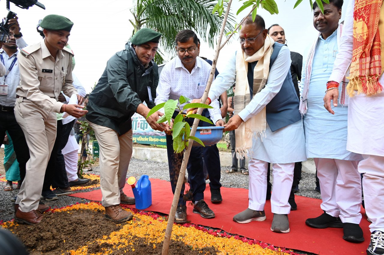 मुख्यमंत्री ने आम का पौधा रोपकर बस्तर ज़िले में की एक पेड़ माँ