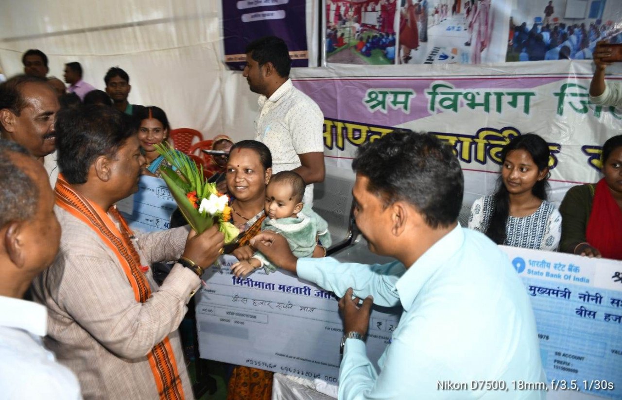 वनमंत्री श्री कश्यप ने श्रमिक हितग्राहियों वितरित किए सहायता राशि का चेक