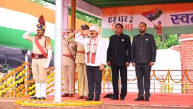 उपमुख्यमंत्री श्री विजय शर्मा ने लाल बाग मैदान जगदलपुर में किया ध्वजारोहण