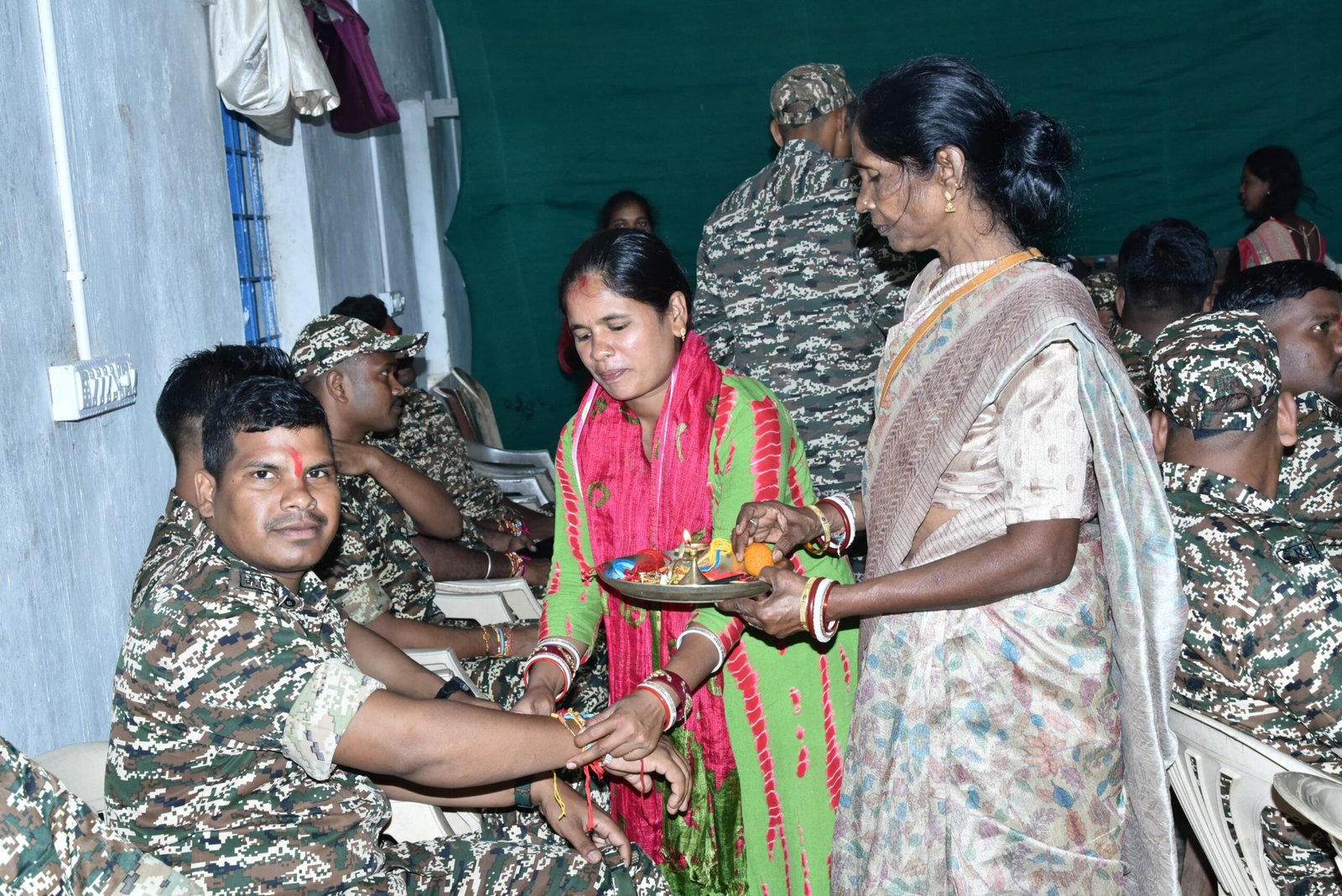 रक्षाबंधन पर बहनों ने जवानों को बांधी राखी