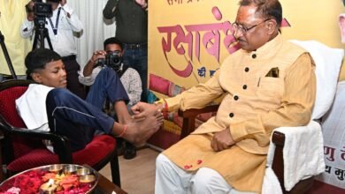 पैरों से मुख्यमंत्री श्री साय को वर्षा ने बांधी राखी