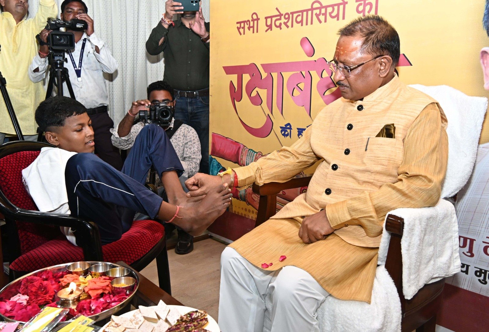 पैरों से मुख्यमंत्री श्री साय को वर्षा ने बांधी राखी