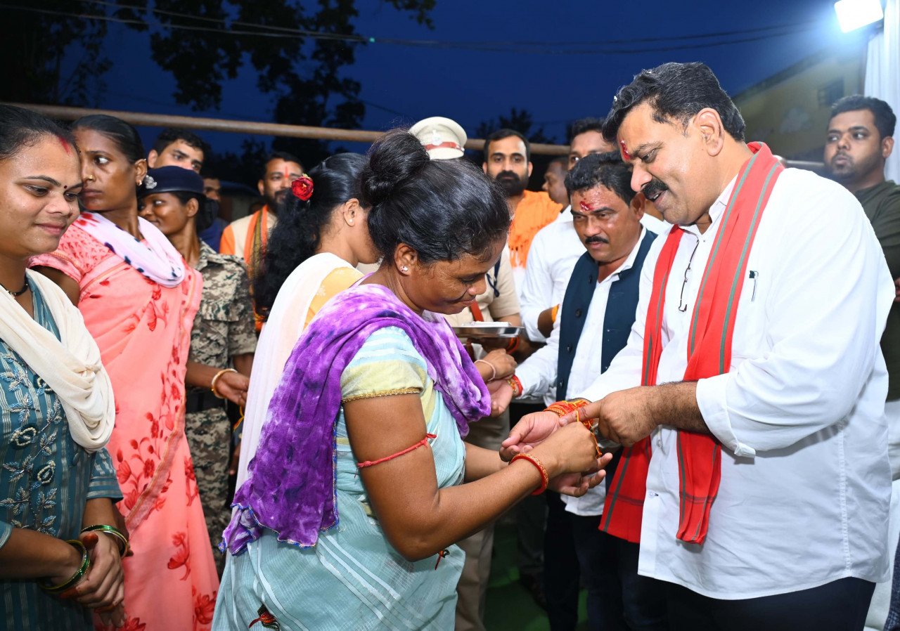 उपमुख्यमंत्री श्री विजय शर्मा को आत्मसमर्पित नक्सल बहनों ने बाँधी राखी