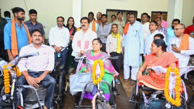 उपमुख्यमंत्री श्री विजय शर्मा ने दिव्यांगजनों को बैटरी चलित मोटराइज्ड ट्रायसायकल