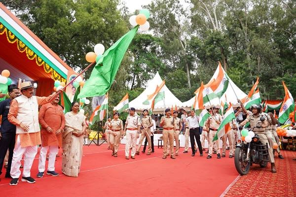 प्रधानमंत्री श्री मोदी ने तिरंगा लहराने को बनाया जन-जन का अभियान
