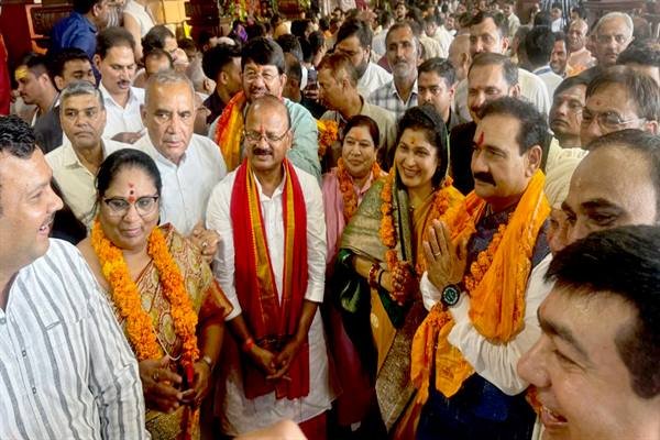 बाबा महाकाल की सवारी की पूजा में शामिल हुए कुटीर एवं ग्रामोद्योग राज्यमंत्री श्री जायसवाल