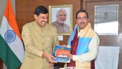 मुख्यमंत्री डॉ. यादव की केंद्रीय मंत्री श्री जोशी से सौजन्य भेंट